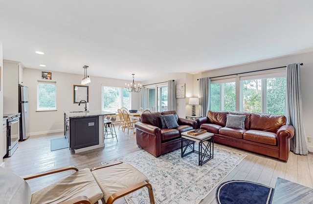 Mountainside condo in Warren with seasonal pool, amazing views, & balcony