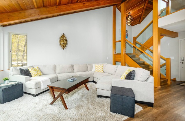 Mountainside condo with private hot tub, decks, BBQ, mtn & ski views, streaming