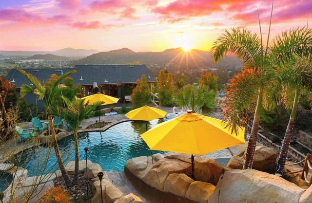 Mountaintop Estate: Pool-Hot Tub-Theatre-Tiki Bar
