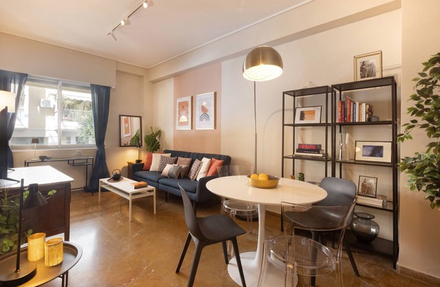 Moutsopoulou66 · Marina Zeas apartment by the sea