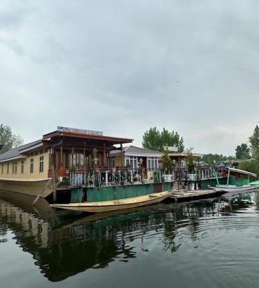Movie land group of house boats