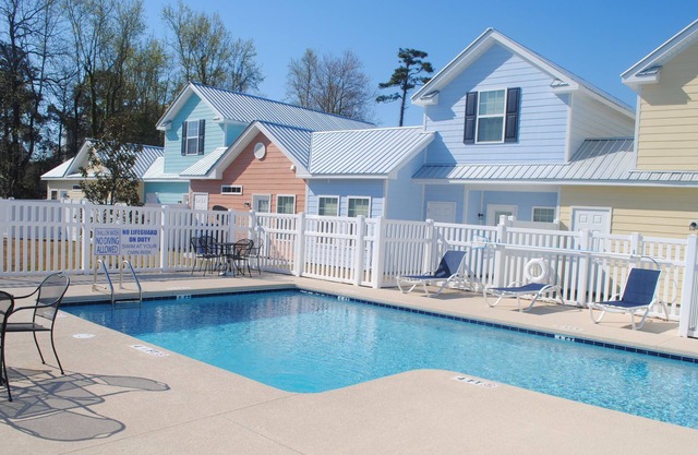 MRV28, 2-Bedroom Cottage, 2 Blocks To Beach! Pool Front, Free WIFI