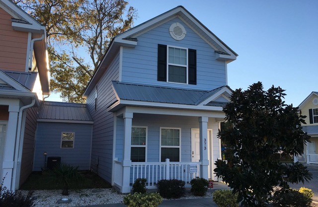 MRV73, 3-Bedroom Cottage, 2 blocks To The Beach! Free WIFI, Free Parking