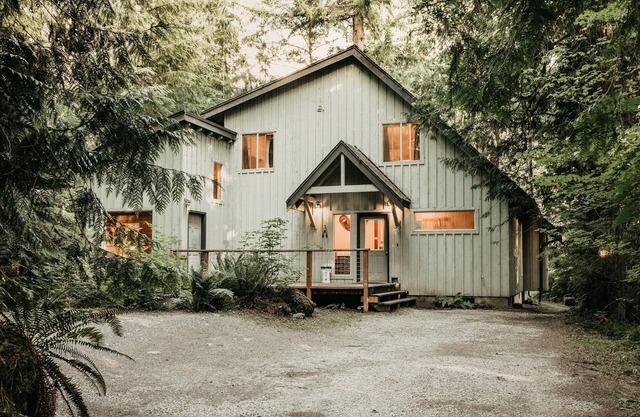 Mt Baker Rim Cabin 19 - Pet Friendly, WIFI, Hot Tub, Sleeps 10