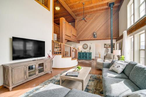 Mtn and Golf Course View Oregon Outback Getaway!