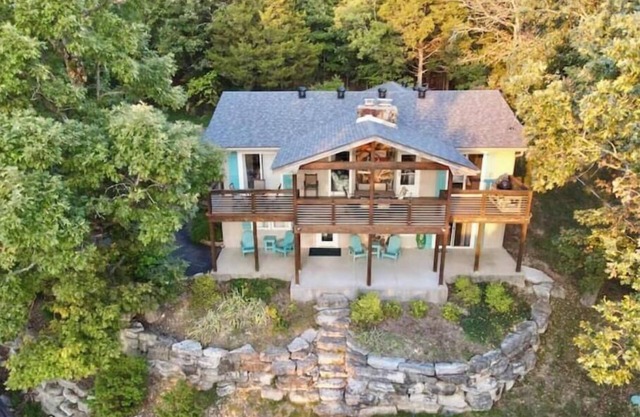 Mtn and Lake Views/Serene porches for family time!