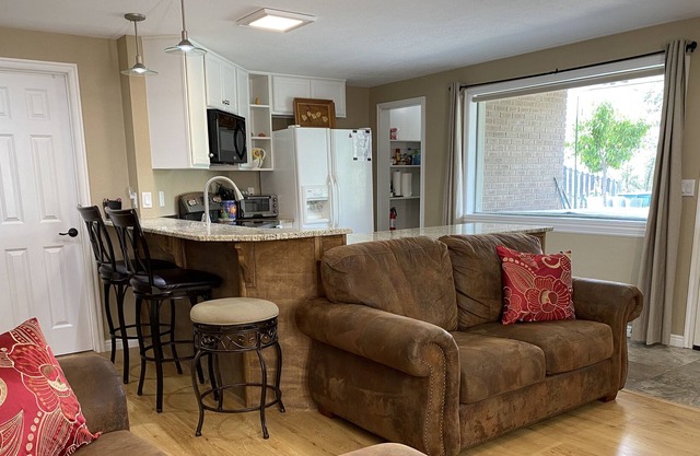 Mtn Quiet Ground Floor, Fast WiFi, Hot tub, Hike Trails, Bike, Vege's, BEST STAY