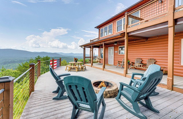Mtn-View Cabin: Deck & Pets Welcome in Murphy