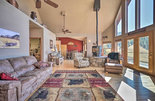 Mtn-View Cabin w/Deck, 3 Mi to Cripple Creek!