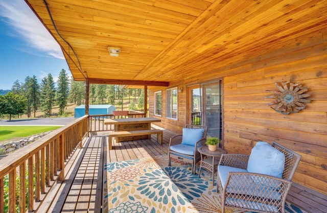 Mtn-View Getaway w/Spacious Deck in Republic!