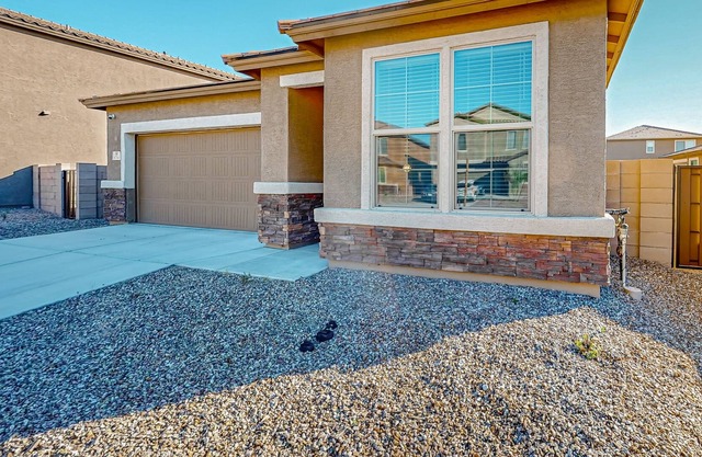 Mtn-view home with outdoor pool, enclosed patio, washer/dryer, streaming