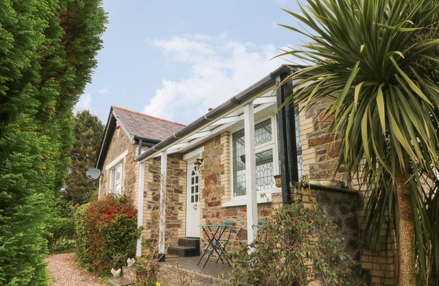 MUDDYKINS COTTAGE, pet friendly, with open fire in Barnstaple