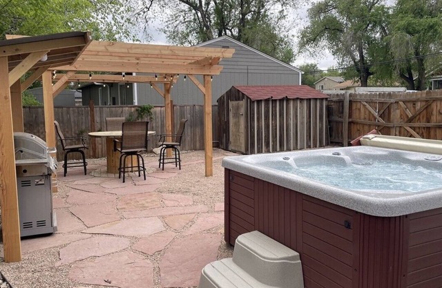 Mulberry Group Retreat - Hot Tub, Foosball, Bikes