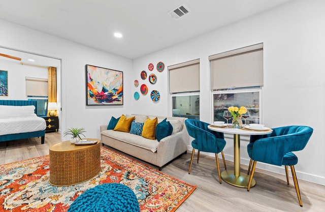 Multi-Family House in Bishop Arts for 12 Guests