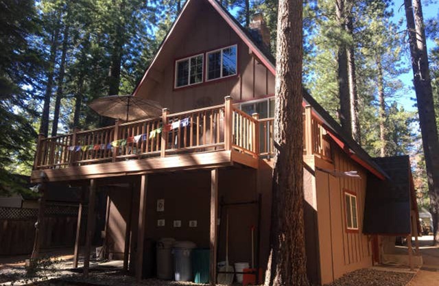 Multi-level A-Frame Cabin w/PRIVATE HOT TUB, SAUNA w/HEATED SIDEWALK -Sleeps 8