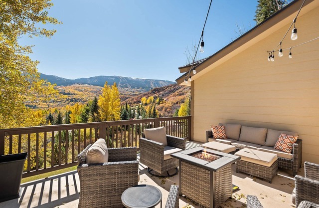 Multi-Level Snowmass Retreat. Private Hot Tub & Sauna, Balcony with Stunning View! Driveway Parking