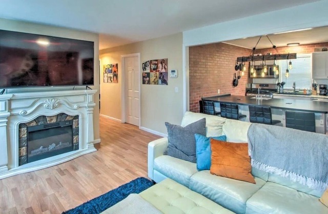 Music-themed, walking distance to Westport and KU Med!! Circle bed.