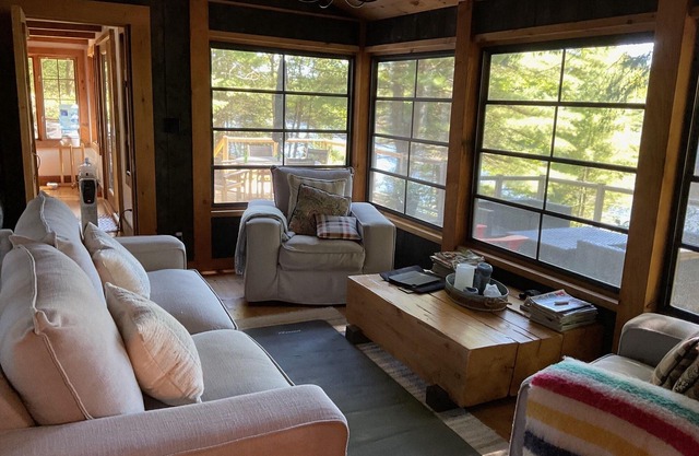 Muskoka Log Cabin with Modern Amenities