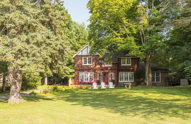 Muskoka Manor, Windermere, Lake Rosseau, with Sauna and Fireplace