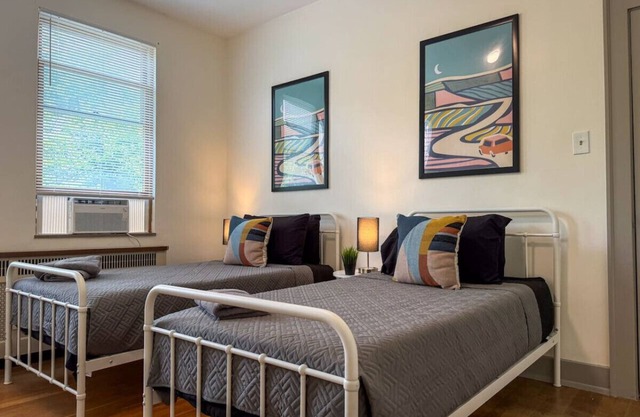 MUST SEE! Pittsburgh Mansion: 10 Bedrooms, 20 Beds