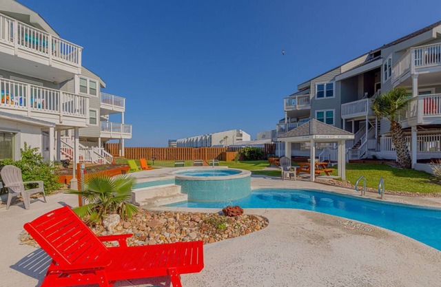 MUSTANG ISLAND POOLSIDE PARADISE - Boardwalk to beach, heated pool. hot tub!