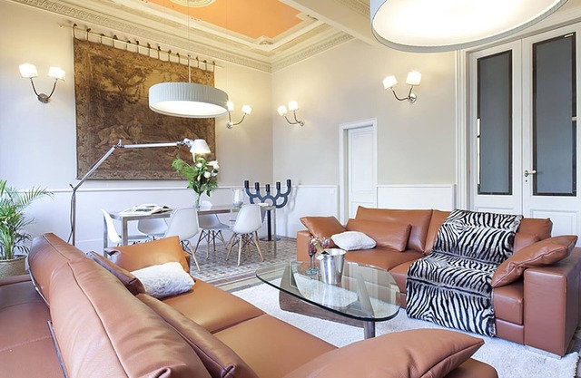 My Space Barcelona Near La Pedrera, 2 apartments for up to 14 pax