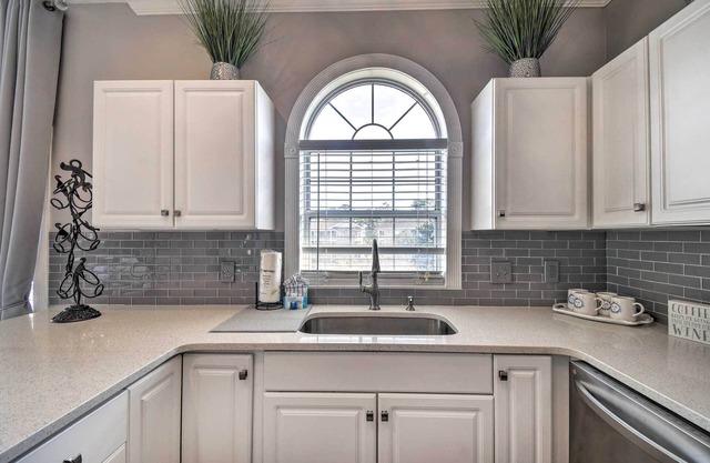 Myrtle Beach Condo: Golf Course + Pool View!