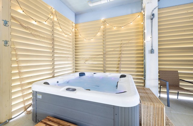 Mystery Pirate's Inn: 4 BR new waterfront home with HOTTUB, WIFI, AC, Adventure