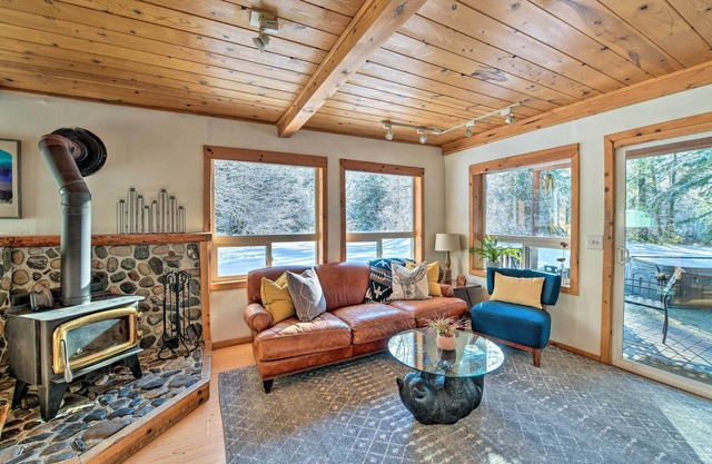 Mysty Mountain Cabin on River: Near Stevens Pass!