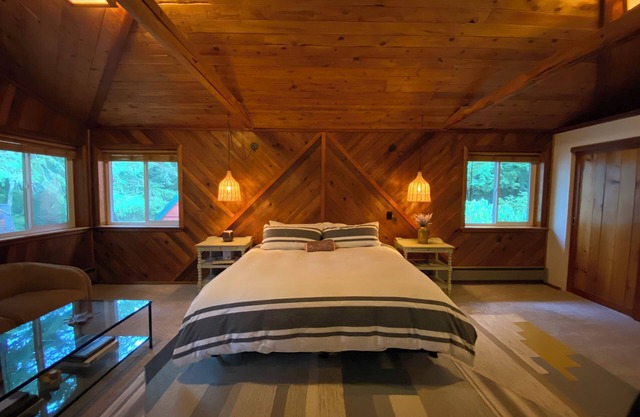 Naked Elk Lodge: 4 Bdrms, Hot Tub, Projector TV near Mt. Rainier