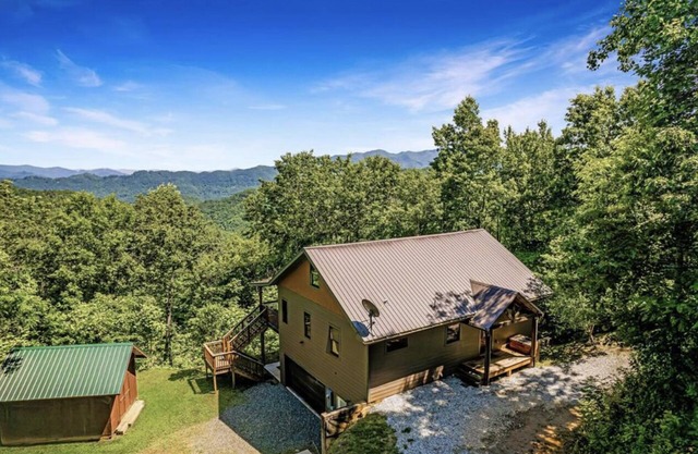 Nantahala Nook, cabin with hot tub,game room, fast wifi & mountain view