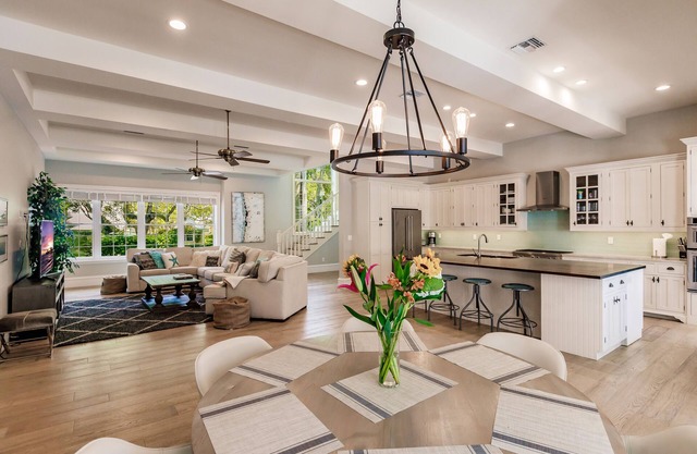 Naples Dream, Stunning Pool Home, 3 Blocks to Pier