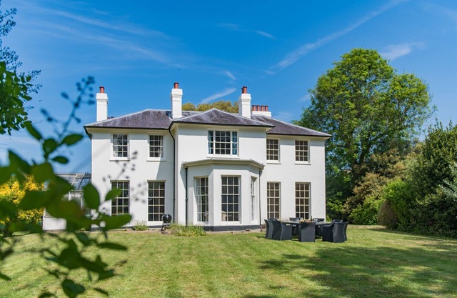 Nares House - a holiday let that sleeps 14 guests in 6 bedrooms
