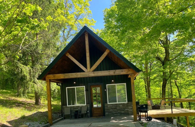 Nash’s cabin in Leitchfield that is Pet Friendly, WIFI, w/Creek.