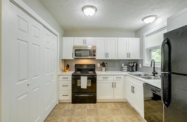 NashVegas Getaway! Lit Tiered Deck, Open Concept, Across from the Lake