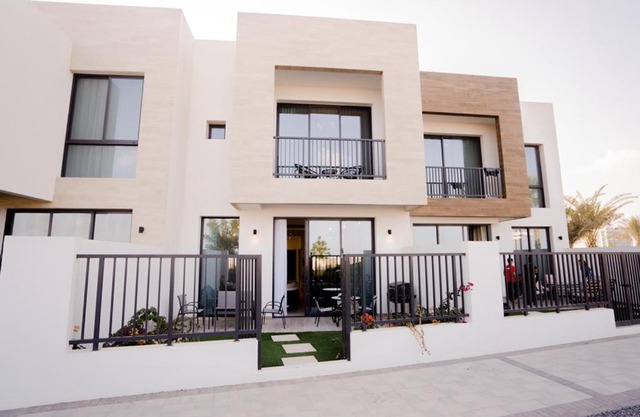 Nasma Luxury Stays - Waterfront Duplex Villa Minutes Away to the Beach