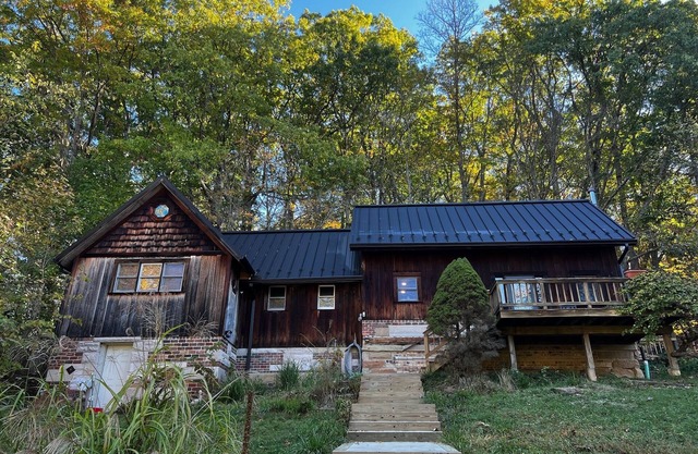 Nature Lover’s Cabin Retreat - private 24 acres w/trails and pond!