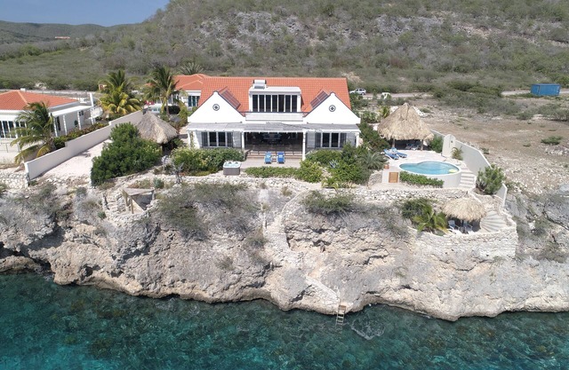 Nature Lovers Paradise. Apartment in luxurious, eco friendly, seafront villa.