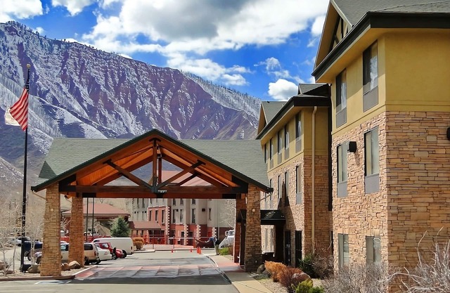 Nature's Beauty at Your Doorstep! Free Breakfast, Free Parking, Indoor Pool!