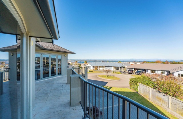 Nature Vistas - Lake Taupo Holiday Home