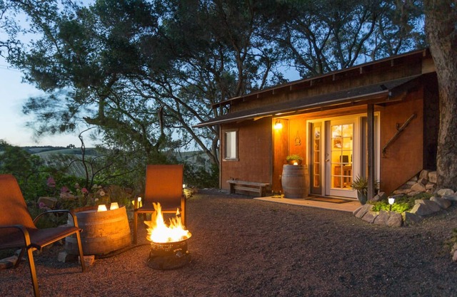 nCoach House Cottage in heart of wine region with vineyard views