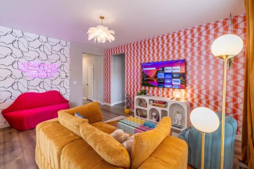Near Airport, 3BR, Stock Tank Pool, Mini-Golf, Game Rm