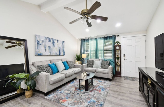 Near Airport, Hospital, Beach - The Perfect Experience in sunny Tampa