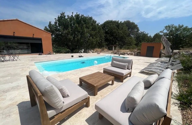 Near Aix en Provence - Architect-designed house with century-old oak tree