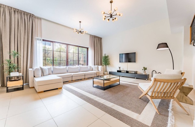 Near Avenue Mall, Cycle Park And Sports Complex, Mins to Downtown