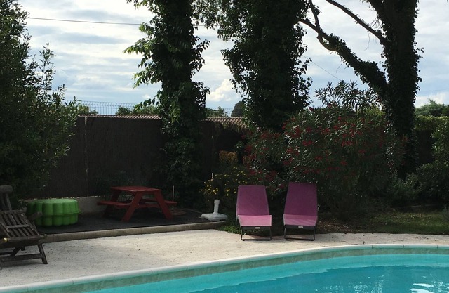 Near Avignon beautiful apartment in house, private terrace, swimming pool (5x10)