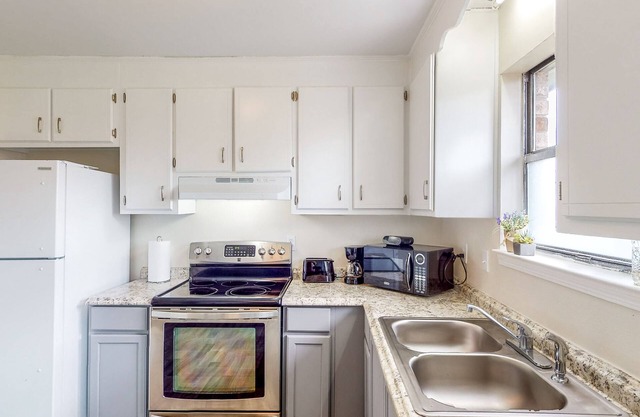 Near Beach w/private yard & well-equipped kitchen