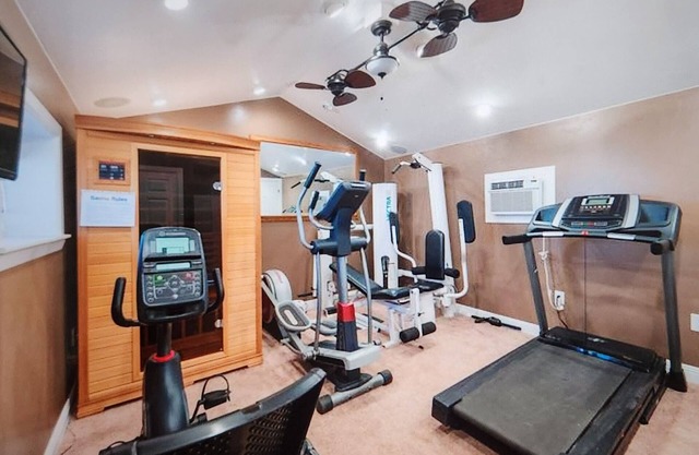 Near Bryce & Zion;2 houses, sleep 17;hot tub-sauna-gym-firepit-backyard-downtown