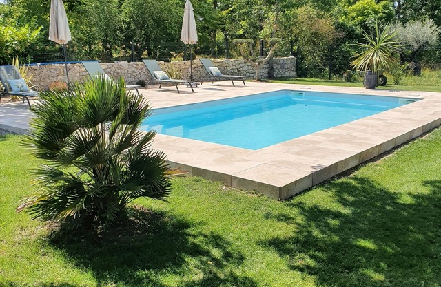 Near Cordes self-contained gîte, air-conditioned, private pool.