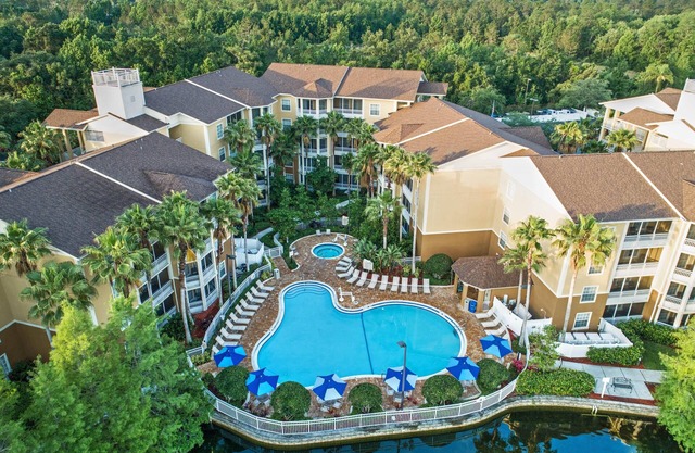 Near Disney 2 BR Condo w/Mini Kitchen, Sleeper Sofa & Resort Pools